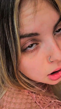 キッチンで義理の妹を見つけると、彼女は私に彼女の大きなお尻をファックさせてアナル中出しをさせてくれました
