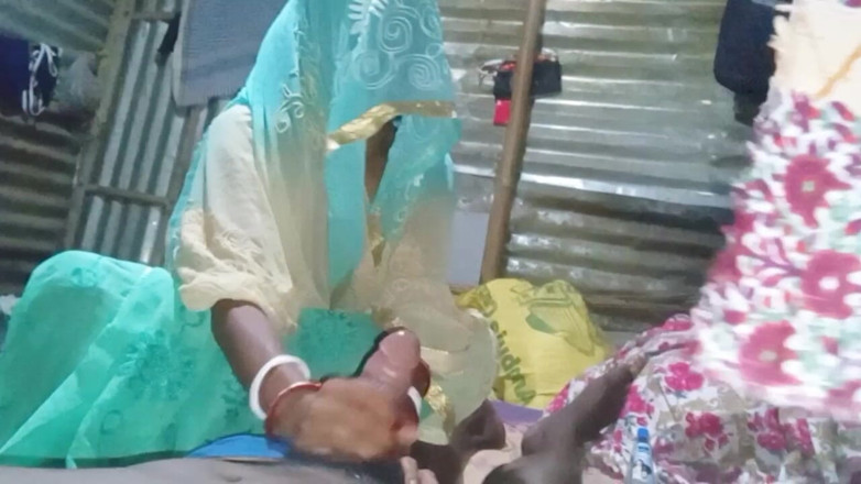 Bengaliauntykichut: Hari ini saya mengongkek isteri jiran dengan sangat keras dan...