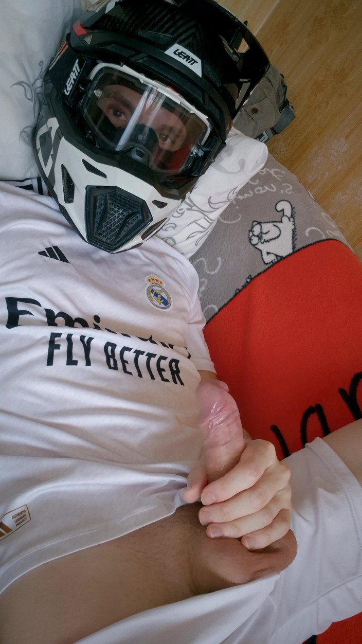 Sneakersmax98: O cara está vestindo um uniforme de futebol e Mxhelmet...