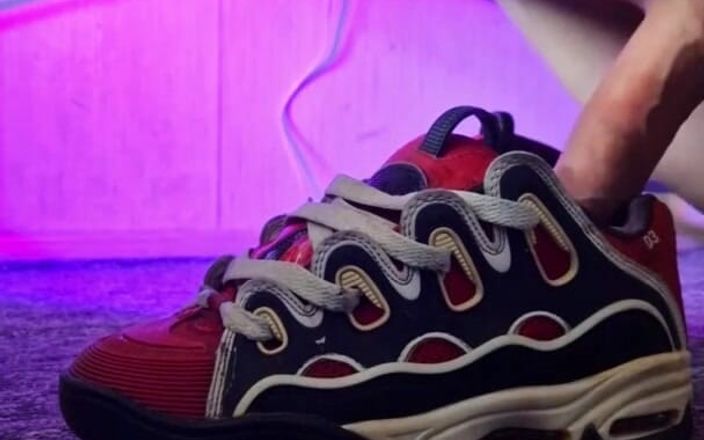 Sneakersmax98: Играю со кроссовками Osiris и кончаю внутрь