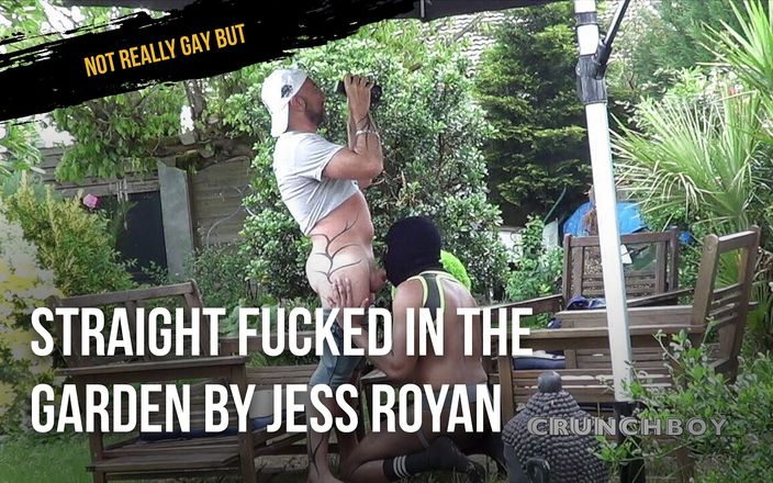Not really gay but: Une hétéro se fait baiser dans le jardin par Jess...