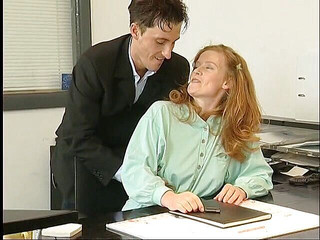 Lucky Cooch: Chlupatá zrzavá sekretářka jezdí na chlapově péru ve své kanceláři