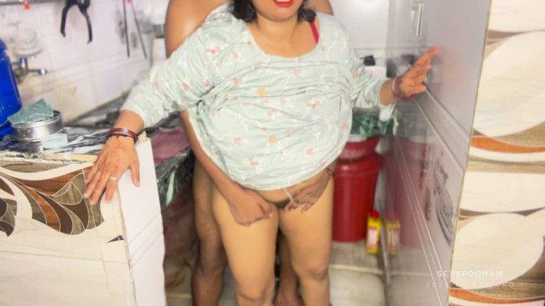 Badal09: Saree adik tiri mentua tergelincir di dapur - abang tiri mertua...