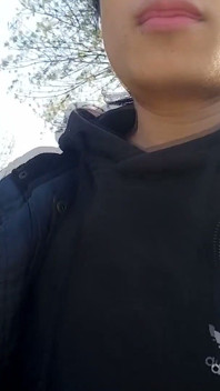 Jon Arteen, Un Jeune Homme Gay, Se Promène Sans Sous-vêtements En Plein Air, Dévoilant Sa Bite Et Ses Fesses Nues.