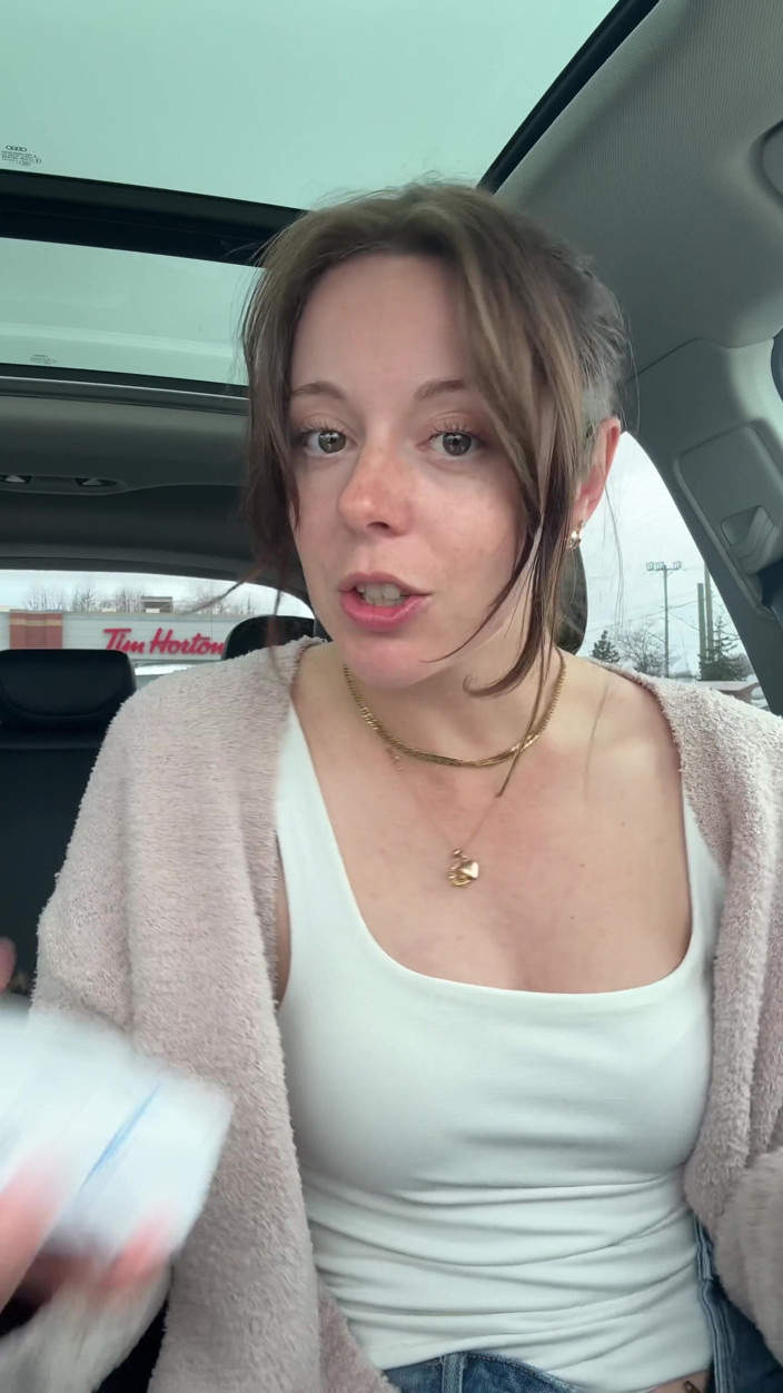 Nadia Foxx: Ejaculând într-un Tim Hortons Drive Thru!