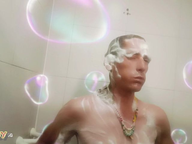 Young Blonde Records Herself While Taking a Shower (Sexi boy skinny nice)