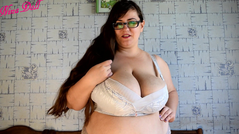 Nina Doll: Madrasta precisa de você, meu garoto, bem neste decote