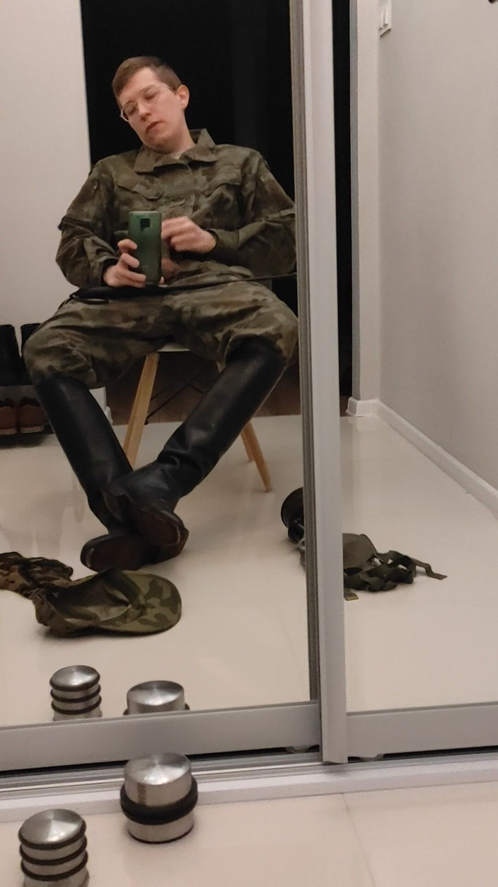 Gayfucker25: Prajurit masturbasi di Perwira Militer 2