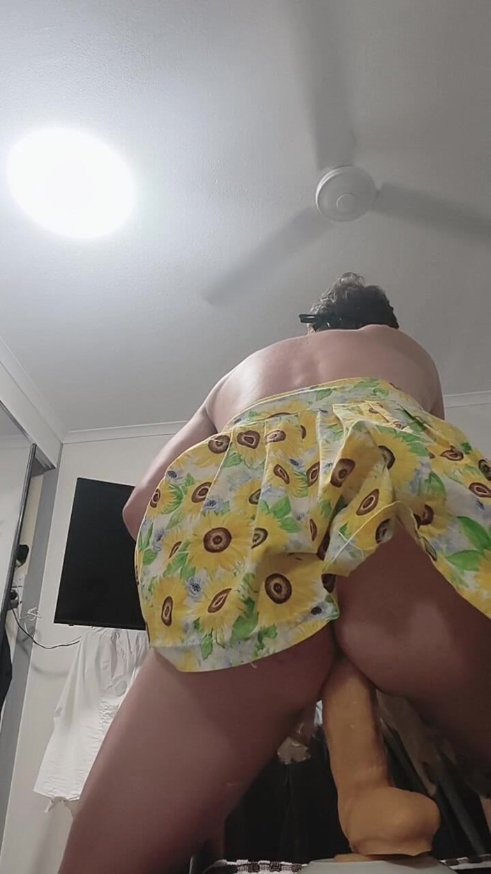 Brent Star Wood: Cewek ini lagi muasin memeknya pakai rok mini dan dildo...