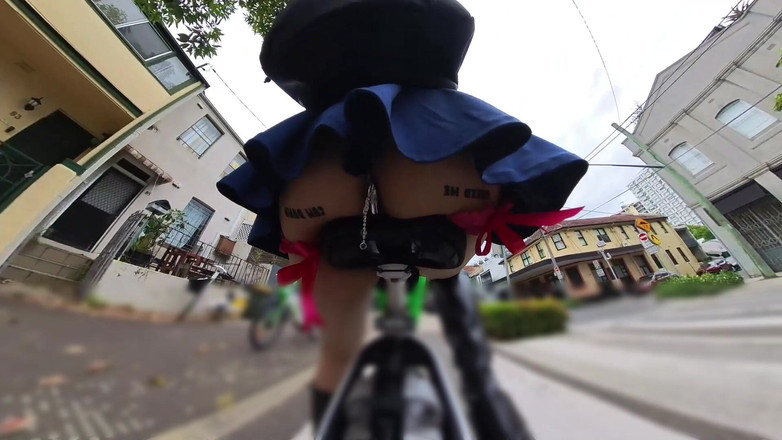 Asiansissypublic: Exhibicionistická chůze a jízda s análním kolíkem, červenými podvazky a robertkem