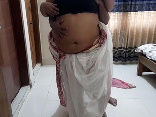 Aria Mia: 55letá tamilská tetička tvrdě šukala, když zametala dům