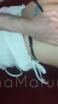 Suge un penis uriaș și mi-l lovește în față