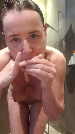 JulieEroticDress: La schiava che fa la doccia con l'orgasmo