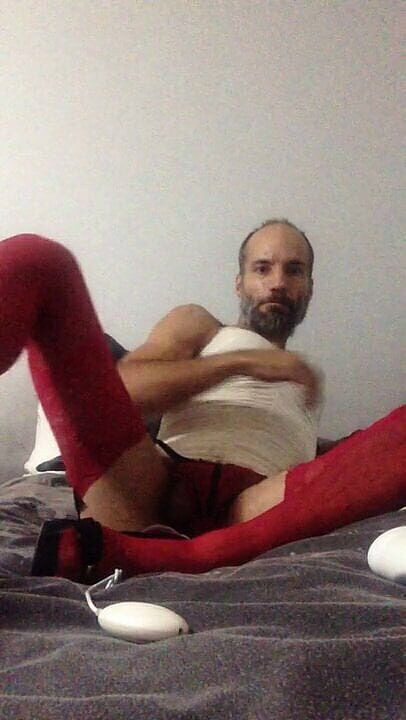 Sissysam: Sissysam v bílých šatech s kachním zadkem s robertkem