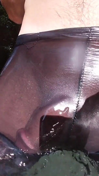 in einem öffentlichen Fluss, bis ich einen massiven cumshot in meine durchsichtigen Leggings fallen lassen
