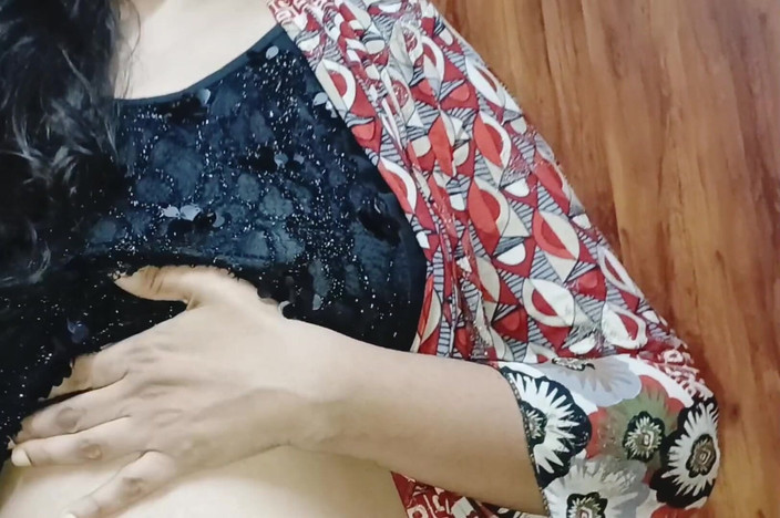Apple Porn: India hermanastra primera vez disfrutando de lamiendo coño