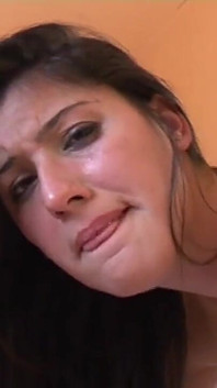 Tiefe und harte anal-penetration für eine sexy amateur-brünette