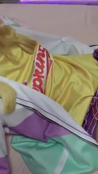 Nadýchaná Přírodní G Cup Maria bere na hravou cosplay foot Tease výzvu.