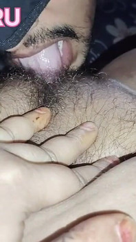 Bir fahişenin amını yalamanın tadını çıkarıyorum