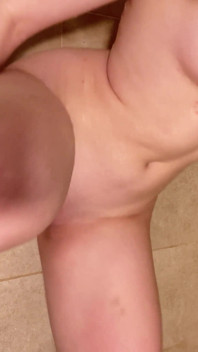 Cewek pixie lagi asik muasin memeknya pakai dildo sambil pakai bikini gelembung