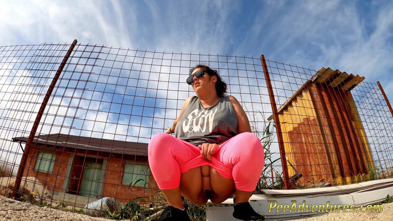 Pee Adventures: Gorda desesperada menina molhada suas calças novamente