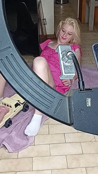 College-mädchen bekommt ihre muschi mit rc auto gefickt