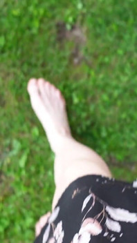 Odstranění Ponožky a Chůze Bosá Po Trávě