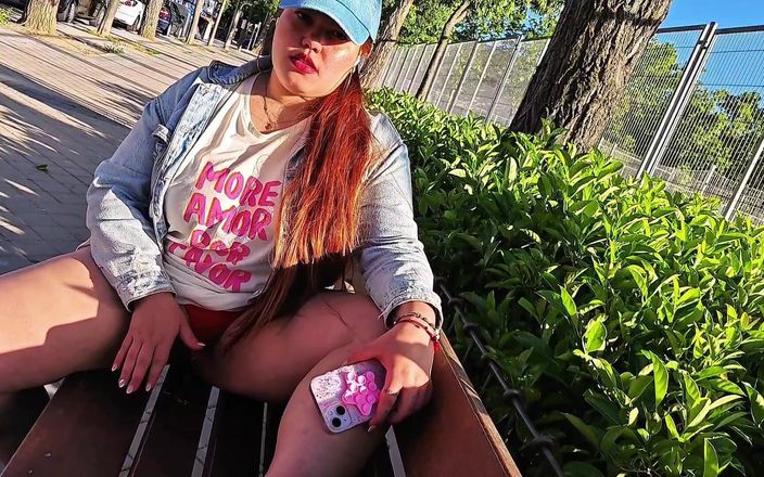 Latincurvyredhead: 我继兄弟的妻子要求我帮助她享受她在公共场合自慰的幻想，并在我访问后给我喷水。