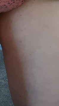 Una moglie traditrice scopa il suo vicino, e suo marito non lo sospetta.