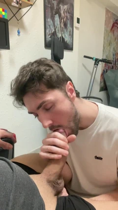 Fazendo meu amigo latino gozar na minha boca