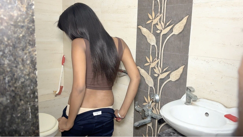 Bsolempusha: La sorellastra stava facendo un bagno e il suo fratellastro è...