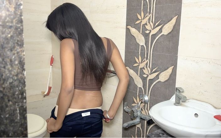 Bsolempusha: सौतेली बहन नहा रही थी और उसका सौतेला भाई अंदर आ गया