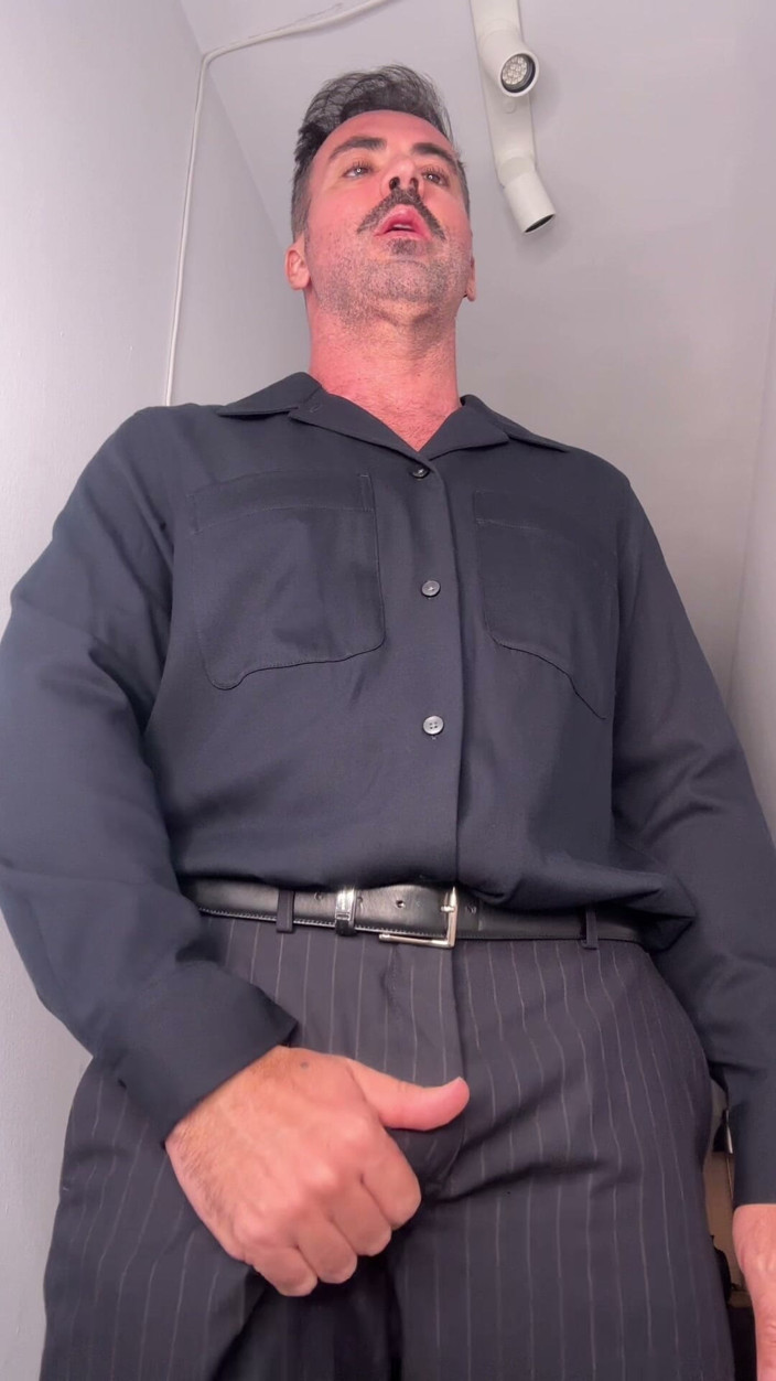 MaelHunter: I Masturbate While You’re on Your Knees.