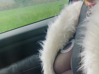 Lady Oups: Pipe en plein air et bâillonnée dans une voiture
