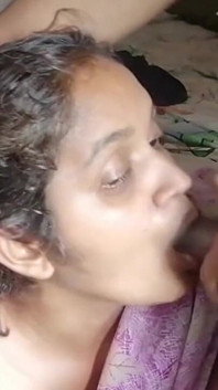 Ik liet huismeid een seksvideo zien en haar poesje was nat 3