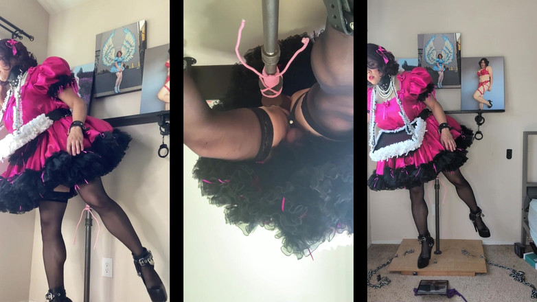 Sissy Candy: ディルドスタンドに乗ったサービングトレイを持つ弱虫メイド