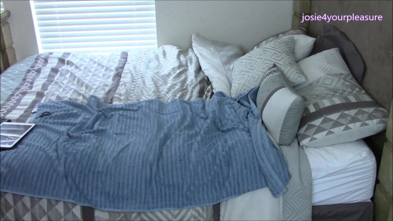 Josie4yourpleasure: Secretly Watching Josie: Oiling up My Body