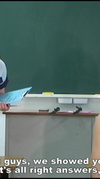 Instrutora feminina na escola de treinamento de buceta e lambida de ânus mostra sua buceta para escravos para que eles possam aprender sua anatomia