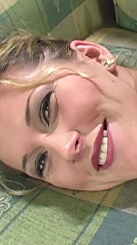 Gagica Sara Nice adoră să facă sex cu doi bărbați