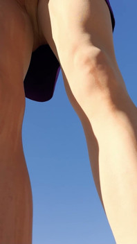 Sissy espontaneamente mija na meia-calça nova durante uma pausa