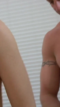 Tatuerad stor röv Ava Austen knullad hårt i soffan