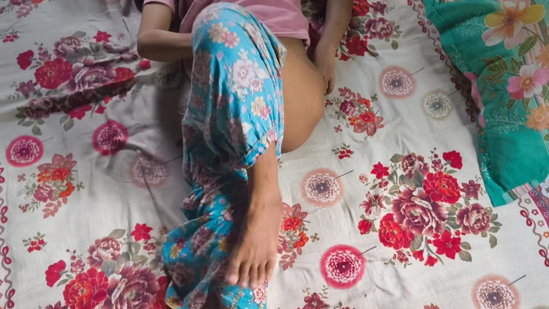 rhdhudhdhd: Une demi-sœur desi baise avec son demi-frère pour la première...