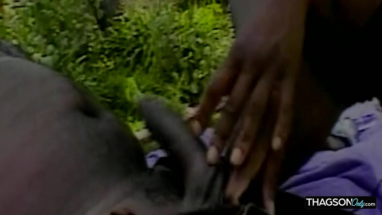 THAGSON MILFS: Une bombasse noire se fait baiser par une grosse noire...