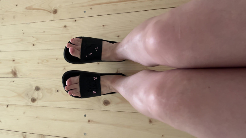 Feet: अपार्टमेंट में फ्लिप-फ्लॉप और नंगे पैर चलना