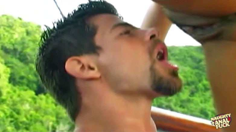 Naughty anal fuck: बिकनी पहनी टैटू वाली सेक्सी बेब की तंग चूत की जोरदार चुदाई और वीर्य निकालना