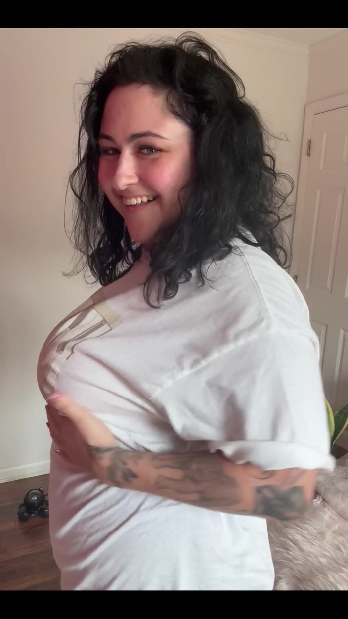 Josie Jaxxon: ここで音楽はかけられないけど、君のために服を脱ぎながら頭の中で歌っていたんだ