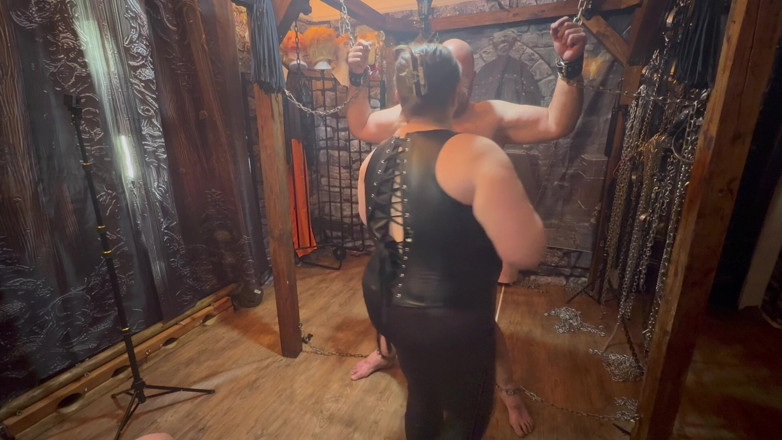 Aaexperinces trans: Bölüm 1:- Domina Satana Galler'e gitmeden önce booboo ve hizmetçi Jayne'i zindana...