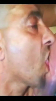 Casal gresopio adorando os pés de um amigo