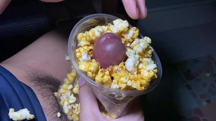 Me follo a las palomitas mientras veo una película.