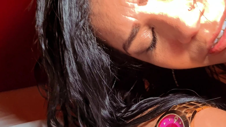 Casal Mattos: Zlobivý úsměv: Zasténala na mém penisu a já si naplnil zadek...